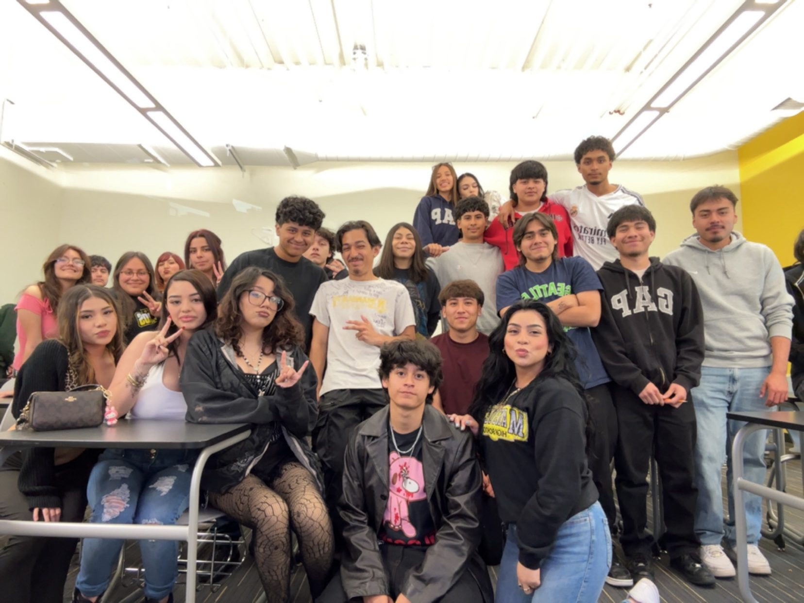 CjQKMFNuYXBjaGF0LzEzLjQyLjAuNDcgKGlQaG9uZTE1LDU7IGlPUyAxOC41OyBnemlwKSAB Galeana with her entire first class at Mansueto. They are all posing for a photo, standing around desks in the classroom.